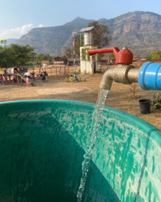 💧❌ Boire de l’eau potable quand on a soif : un luxe au Laos ?
Dans de nombreux villages, on consomme encore une eau non consommable que les femmes et les filles vont chercher chaque jour au point d’eau…

⚠️ Alerte autosuffisance 
La solution, c’est le Safe Water Cube, une invention unique au monde qui filtre toutes les eaux de surface 

Capacité : 1 000 litres d’eau décontaminée par heure 

Pour 35 000€, Seed pourra en fournir 5 à des villages en sachant que chacun sera :
✅ installé dans ou près d’écoles 
✅ mobile et mécanique (pas besoin d’électricité)
✅ à durée de vie illimitée tant que le système est bien entretenu
✅ sans produit chimique

Chère #SeedFamily, chaque don est comme une goutte d’eau bienfaisante 💪