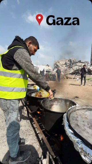 Chère #SeedFamily,

Aujourd’hui, on vous emmène au cœur de Gaza, là où la vie continue malgré tout. Là où, sous les gravats et les difficultés, l’espoir refuse de s’éteindre.

🙏🏼 Dans les cuisines de fortune, entre les murs fissurés et les coupures d’électricité, des mains courageuses s’activent. Elles épluchent, elles découpent, elles mijotent, parce que malgré tout, l’Iftar doit être servi. Parce que chaque bouchée, chaque plat chaud, c’est un instant de réconfort.

🥣 Iftar après Iftar, c’est bien plus que de la nourriture qui est distribuée. C’est un message. Celui qu’on est ensemble. Celui qu’on ne les oublie pas.

💙 100% de vos dons vont directement à ces repas. Pas d’intermédiaires, pas de détours. Juste des assiettes pleines, des visages apaisés le temps d’un instant, et un moment de sérénité au milieu du tumulte.

Gaza est en ruines, mais Gaza est debout. Et ensemble, nous pouvons être là pour eux. 🫱🏼‍🫲🏽

🔗 Commente « IFTAR » pour recevoir le lien de la cagnotte en DM.