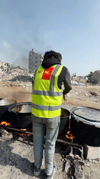 Chère #SeedFamily,

Aujourd’hui, on vous emmène au cœur de Gaza, là où la vie continue malgré tout. Là où, sous les gravats et les difficultés, l’espoir refuse de s’éteindre.

🙏🏼 Dans les cuisines de fortune, entre les murs fissurés et les coupures d’électricité, des mains courageuses s’activent. Elles épluchent, elles découpent, elles mijotent, parce que malgré tout, l’Iftar doit être servi. Parce que chaque bouchée, chaque plat chaud, c’est un instant de réconfort.

🥣 Iftar après Iftar, c’est bien plus que de la nourriture qui est distribuée. C’est un message. Celui qu’on est ensemble. Celui qu’on ne les oublie pas.

💙 100% de vos dons vont directement à ces repas. Pas d’intermédiaires, pas de détours. Juste des assiettes pleines, des visages apaisés le temps d’un instant, et un moment de sérénité au milieu du tumulte.

Gaza est en ruines, mais Gaza est debout. Et ensemble, nous pouvons être là pour eux. 🫱🏼‍🫲🏽

🔗 Commente « IFTAR » pour recevoir le lien de la cagnotte en DM.